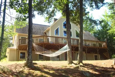Image de Accueil moderne et luxueux au bord du lac sur le lac Crescent, dans le Maine