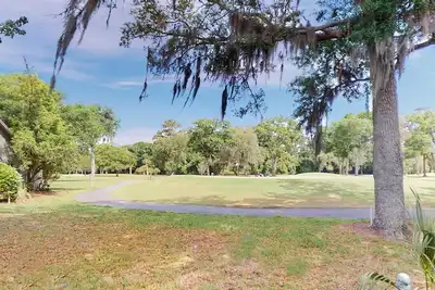 Image de Emplacement pratique, plus vue sur le parcours de golf!