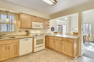 Image de ACTIVITÉS Gratuites Inclus! ! Maison lumineuse et joyeuse à quelques pas de la plage! Certaines caractéristiques comprennent 3 chambres à coucher plus den, 2 bains