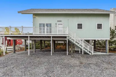 Image de ACTIVITÉS Gratuites Inclus! ! ! Idéalement située à une maison du front de mer et offrant une vue imprenable sur l'océan et la plage, cette maison de 5 chambres et 2 salles de bains sur la plage a récemment reçu de nombreuses améliorations