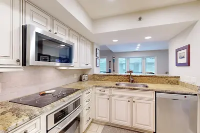 Image de Condo entièrement rénové avec vue sur le système de lagon de 11 mile!