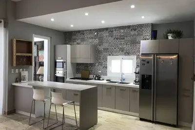 Image de Condo chic et moderne à quelques pas de la plage de sable blanc de rêve