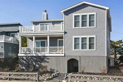 Image de ACTIVITÉS Quotidiennes Gratuites Et Vues Sur Le Grand OCÉAN! ! Vous apprécierez la vue sur l'océan et la brise depuis les ponts doubles de cette belle maison de 6 chambres composée de six chambres, 4 salles de bain complètes, nouvelle maison de style o.