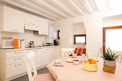 Image de Élégant appartement avec vue sur le canal romantique