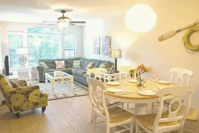 2 lits king size, piscine / bain à remous, golf, tennis, à 5 minutes de la plage, W / D, WiFi gratuit.