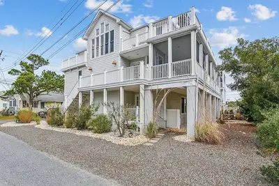 Image de Activites Journalieres Gratuites! ! ! Beau! Merveilleuse multi-niveau 7 chambres, 5. 5 salles de bains maison située une maison de la baie Assawoman offrant des vues panoramiques et des couchers de soleil glorieux de nombreux ponts!