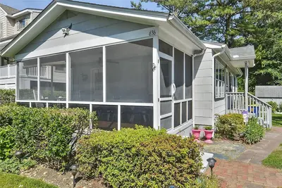 Image de ACTIVITÉS Quotidiennes Gratuites! ! Charmant chalet de plage de 3 chambres et 2 salles de bain offre un niveau de vie avec un emplacement idéal à seulement quelques minutes à pied ou à vélo du centre-ville de Bethany,