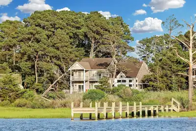 Image de Accueil Bayfront de luxe avec Dock!