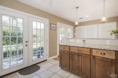 Image de Maison Chaude Et Cosy à proximité de<br>Pcc, Uwf, Psc, aéroport, centre commercial, restaurants et plage! !