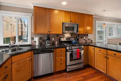 Image de Seattle Vacation Home: Emplacement haut de gamme et privilégié - Cuisine moderne | Vues du pont | Baignoire à jets | Garage