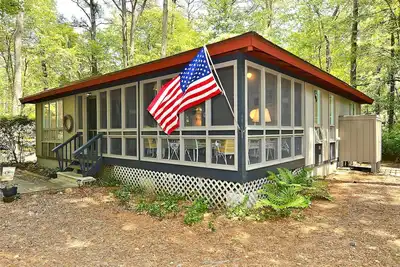 Image de Activites Journalieres Gratuites! ! ! Pine Haven, une maison familiale nichée dans les pins de Middlesex Beach, est une charmante maison de 3 chambres à coucher, 1. 5 salles de bain et chantier sur un grand terrain arboré et ombragé.