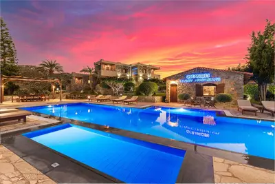 Image de Sitia luxueux appartement meublé et décoré au bord de la piscine d'eau de mer
