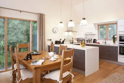 Image de Belle maison de vacances avec bain à remous, à quelques pas de la plage de Talland. . .