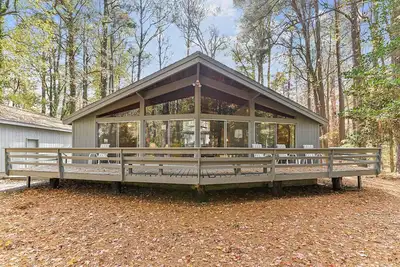 Image de ACTIVITÉS Quotidiennes Gratuites! Fabuleux vintage contemporain des années 60; structure tout en bois, avec 3 chambres, 2 bains, le meilleur des deux mondes: