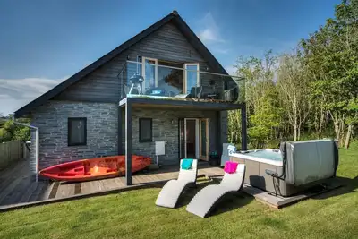 Image de Belle maison de vacances avec bain à remous, à quelques pas de la plage de Talland. . .