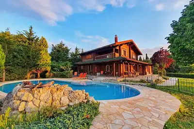 Image de Villa en bois de luxe avec piscine, le nid