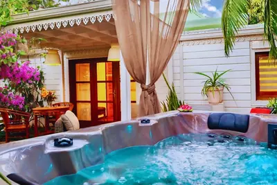 Image de Le Ravenale**** Bungalow romantique & son jacuzzi privatif à deux pas de la mer
