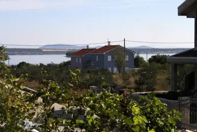 Image de Appartement de deux chambres avec la terrasse et la vue sur le mer Kraj, Pasman (A-335-a)
