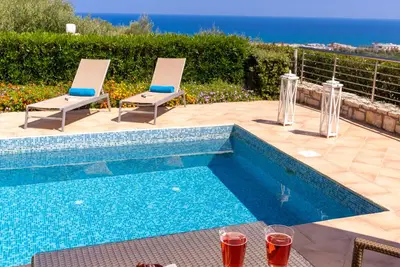 Image de 800m. de la mer, piscine privée, petit déjeuner gratuit, vue sur la mer, les familles
