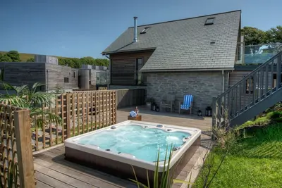 Image de Belle maison de vacances avec bain à remous, à quelques pas de la plage de Talland. . .