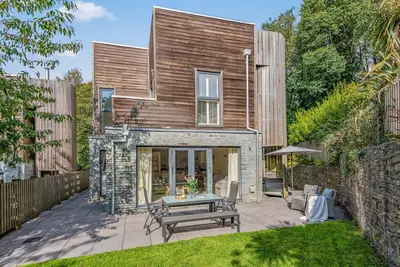 Image de Belle maison de vacances avec un bain à remous, terrasse sur le toit et un patio spacieux
