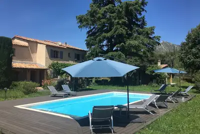 Image de Bastide Provençale dans son écrin de verdure, piscine 10x5 m, parc arboré