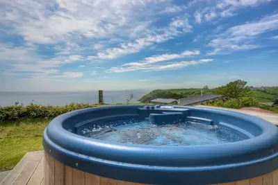 Image de Belle maison de vacances avec bain à remous, à quelques pas de la plage de Talland. . .