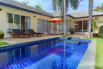 Image de Villa de vacances 2 chambres, piscine privée à 50 mètres de la plage, Wifi gratuit