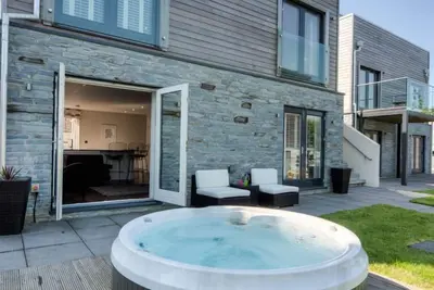 Image de Vacances de luxe avec bain à remous et terrasse sur le toit. Piscine et gymnase