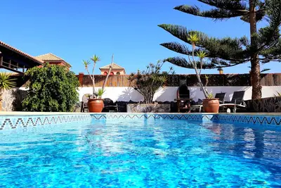 Image de Magnifique villa avec une grande piscine chauffée privée et une vue imprenable sur les dunes