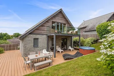 Image de Belle maison de vacances avec bain à remous, à quelques pas de la plage de Talland. . .
