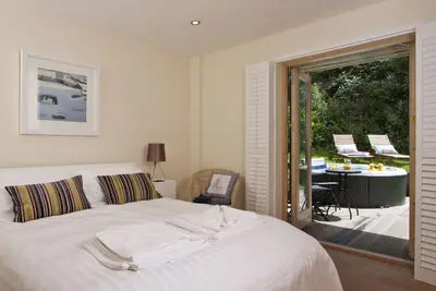 Image de Belle maison de vacances avec bain à remous, à quelques pas de la plage de Talland. . .
