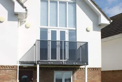 Image de Vue sur la mer et l'île de White, maison de luxe, jardin privé, classée 18 avril