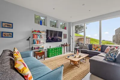 Image de Belle maison de vacances avec bain à remous, à quelques pas de la plage de Talland. . .