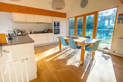 Image de Belle maison de vacances avec bain à remous, à quelques pas de la plage de Talland. . .