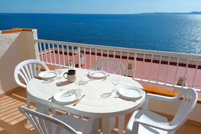 Une vue magnifique, terrasse ensoleillée, piscine située sur les rochers surplombant la mer