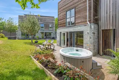 Image de Élégant et contemporain propriété conviviale pour animaux de compagnie avec un poêle à bois, un jacuzzi terrasse et lar