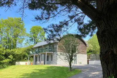 Image de Maison de luxe avec bain à remous et terrasse sur le toit. Piscine, Gym & Sauna