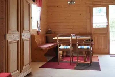 Image de Maison en bois confortable avec grand jardin et terrasse