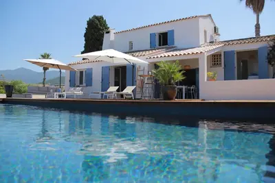 Image de Belle maison aux volets bleus 5 chambres, Piscine chauffée, Terrasse