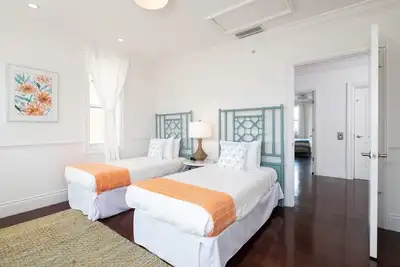 Image de Marlin Bay Resort & Marina - Maison moderne dans un complexe de luxe nouvellement lancé