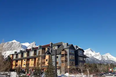 Image de Une vue imprenable sur Mtn! Magnifique condo 2 chambres / salle de bain. , WiFi gratuit / câble. Emplacement privilégié!