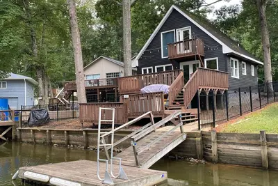 Image de Cozy 2 Bed 2 Bath chalet au bord de l'eau sur le magnifique lac High Rock - entièrement mis à jour