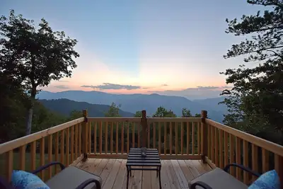 Image de La plus belle vue que vous avez jamais vue! ! Cabane en rondins Mountaintop avec bain à remous et Vues!