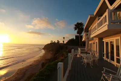 Image de Impeccable Cape Cod Oceanfront Home donnant sur la plage de Swami.