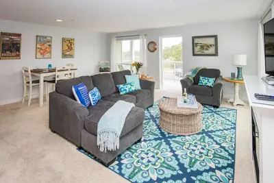 Image de ★ Jacuzzi ~ @ Beach ~ King Bed ~ Jetted Tub ~ Pool (May-Sep) ★