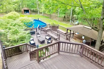 Image de 5000sqft Mountain View Pool Hot Tub Sauna Firepit Games Multiple Large Decks