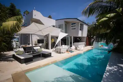 Image de Rêve moderne! Une vue imprenable sur l'océan! Marchez jusqu'à la plage avec piscine et spa!