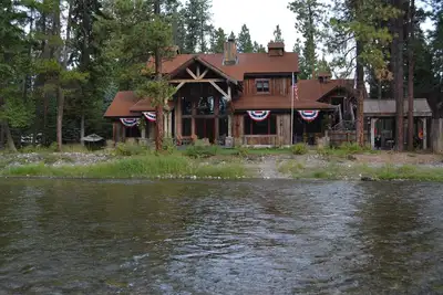 Image de Waterfront Bigfork / Glacier Park Luxury Check calendrier pour les aubaines de dernière minute!