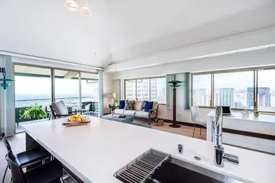 Balayage de 270 degrés océan et Waikiki vues de ce penthouse fabuleux!